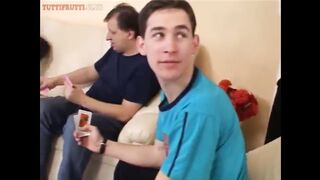 Zsuzsit a kokeró tini nőcit partiba nyomják