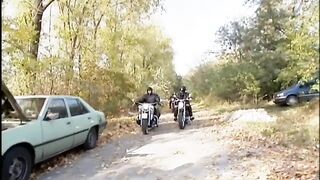 Világos Szőke csajszit basznak meg a motoros pasik