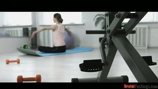 Jogázó tini pinát baszik popsiba az edő