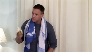Orosz tini hölgyemény és a kettő hímtag