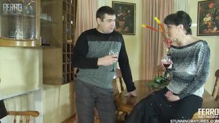 Orosz mami a nevelt fiával dug