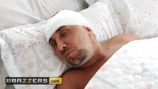 Brazzers - Brooklyn Gray szőrös pinája megkúrelva