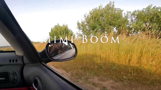 Gyönyörű tini barátnő a autóban cidázik