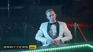 Brazzers - Blanche Bradburry hatalmas kárót kap a fenekébe