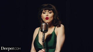 Deeper - Audrey Noir a hatalmas csöcsű énekesnő