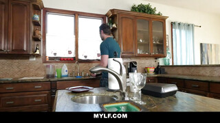 Mylf - Cali Lee a izgató latin amerikai milf