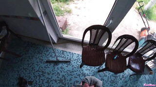Tetovált orosz tini kiscsaj a medencénél kúrel