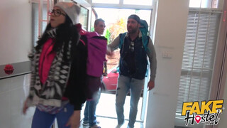 Fake Hostel - Latin kisasszony a pasija előtt szexel