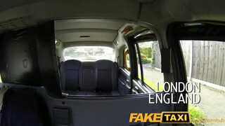 FakeTaxi - méretes seggű kisasszony kefélni akar