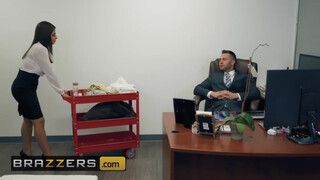Brazzers - Ella Knox az óriás tőgyes latina kiscsaj