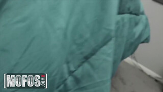 Mofos - Ashly Anderson hatalmas dákót kap a muffjába