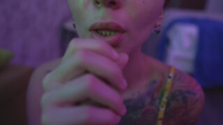 Orosz tetovált nőci mélytorkosan szop