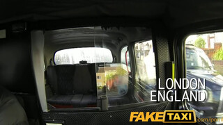FakeTaxi világos szőke hölgyeményt nem nagyon zavarja az idősebb fallosz