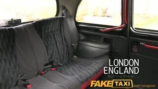 FakeTaxi - szűk pinájú nag cicis hölgyemény