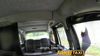 FakeTaxi - isteni testű világos szőke spiné szeret szexelni