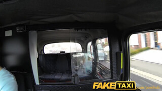 FakeTaxi izgató csaj engedi popóba is