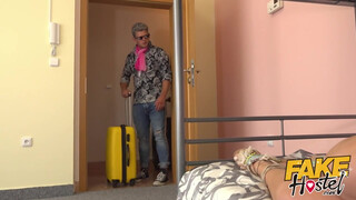 Fake Hostel szűk pinájú olasz kisasszony és dupla dákó