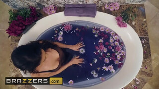 Brazzers - Katana Kombat fürdés után szexel is