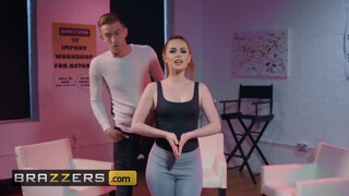 Brazzers - Ella Hughes muffjában a méretes pénisz