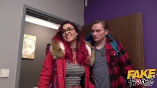 Fiatal hölgyemény kikezd a szobatársával - Fake Hostel