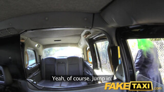 Fake Taxi zöld hajú csajszi popsija kúrható
