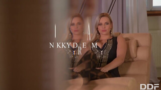 Nikky Dream szexy ruhában peckezik