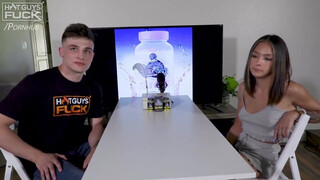 Tini pici kannás kiscsaj és a tetovált pasi - Hot Guys Fuck