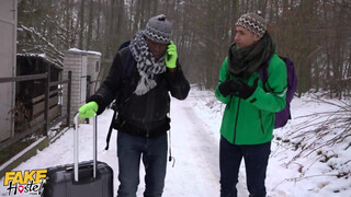 Hatalmas didkós tini lány és a turista srácok - Fake Hostel
