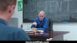 InnocentHigh - Izzy Bell a tanár előtt dug