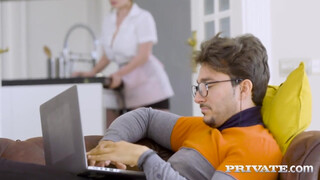 Private-com - Alice Wayne a méretes tőgyes szobalány