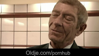 Magyar pornósztár bige dug vén krapekkal - Oldje