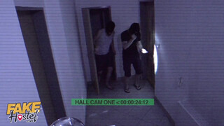 Tini lányt kúrnak a rabló srácok - Fake Hostel