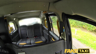 Fake Taxi - Méretes didkós milf megkúrva a hátsó ülésen