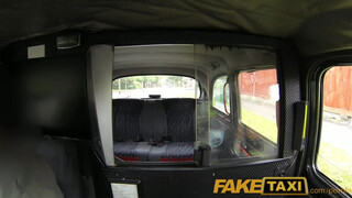 FakeTaxi - Felborotvált fejű punk csajszi megrakva