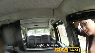 FakeTaxi - Emma Butt az óriás cickós milf