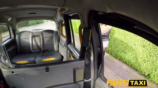 Csöcsös tini hölgyemény segget nyal - Fake Taxi