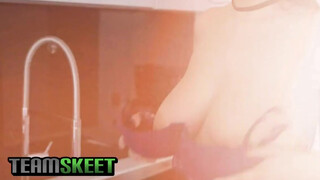 TeamSkeet - bögyös debella lány és a pici faszi esete