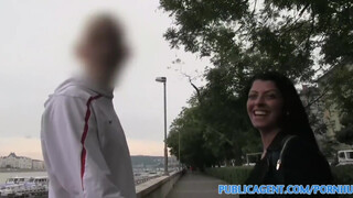 PublicAgent - Vivien Bell a bombázó roma csaj