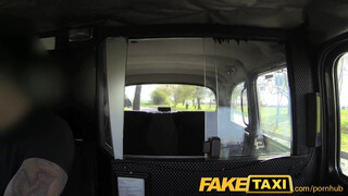 FakeTaxi - ártatlan kicsike tini lány és a vastag hímvessző