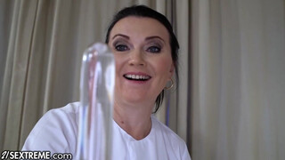 21Sextreme - Dagi anyuka és a fiatal tinicsaj