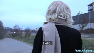 Public Agent - világos szőke fekete csajszi és a vastag hímtag