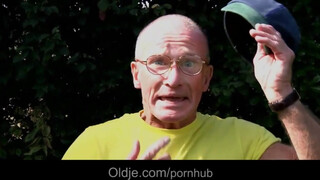 Öreg tata popsiba dugja a fullos tinit