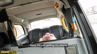 Fake Taxi - Fullos latin kisasszony bekúrva a taxiban