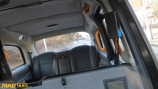 Fake Taxi - Didi Zerati a hatalmas cickós francia spiné