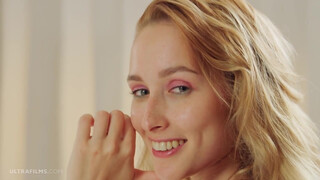 ULTRAFILMS - Kelly Collins manus nélkül is tud élvezni