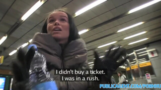 PublicAgent - Tini spiné lebukott a metrónál