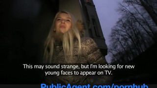 PublicAgent - Karol Lilien a méretes keblű szöszi