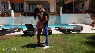 MOMxxx - Tina Fire a méretes cickós barna milf