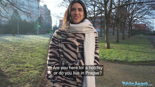 Public Agent - Lena Coxx borotvált muffja megdöngetve