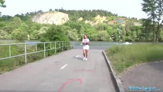 Public Agent - Méretes keblű szép seggű hölgyemény